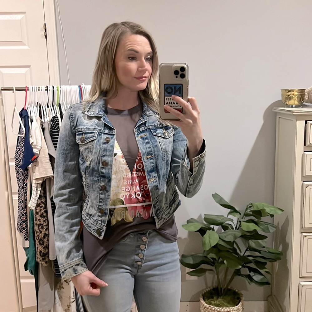 Vintage 100% cotton crop Jean jacket with destruction and light original wear